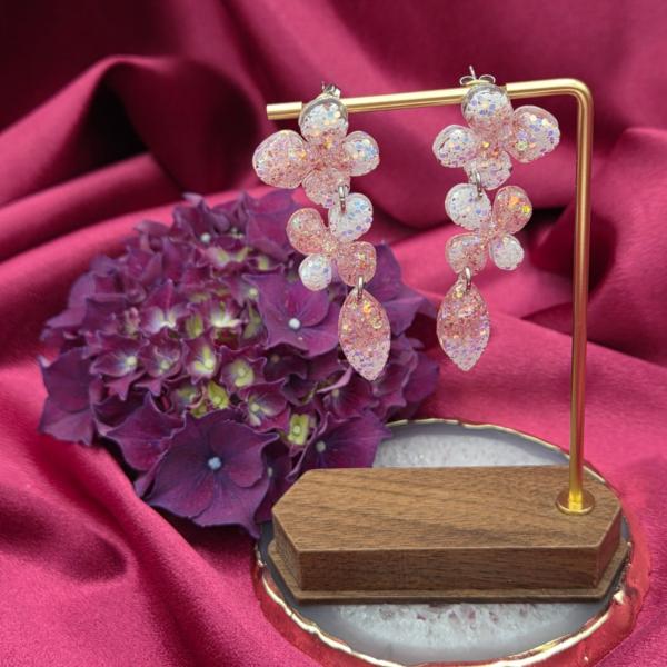 Epoxy oorbellen 'bloemenregen' - roze/wit