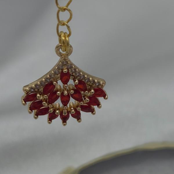 Luxe asymmetrische oorbellen goud en rood