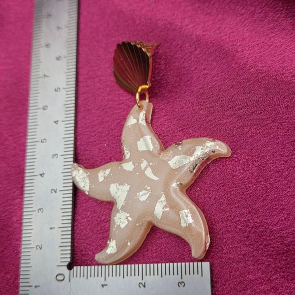 Epoxy oorbellen 'zeester' beige/goud