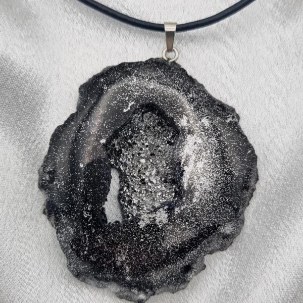 Handgemaakte ketting en epoxy hanger 'geode'