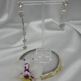 Asymmetrische oorbellen met Swarovski en zoetwater parels