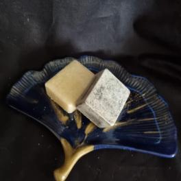 Uniek epoxy schaaltje ‘Ginkgo’ blauw + 2 amberblokjes