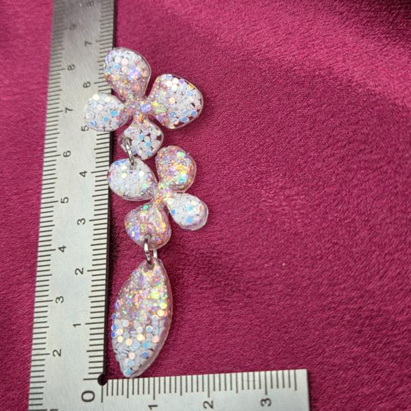 Epoxy oorbellen 'bloemenregen' - roze/wit