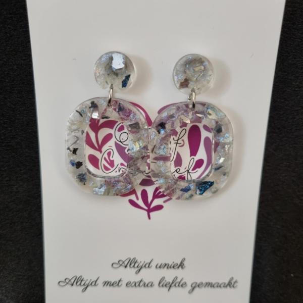 Epoxy oorbellen ‘ovaaltje’ ingelegd met gespiegeld glas
