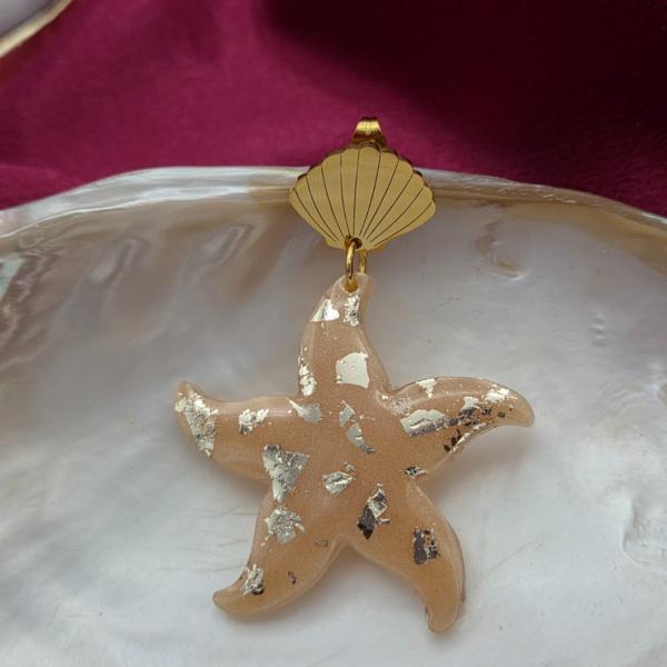 Epoxy oorbellen 'zeester' beige/goud