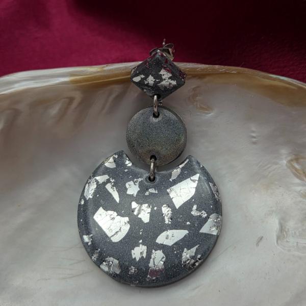 Epoxy oorbellen zilver/grijs